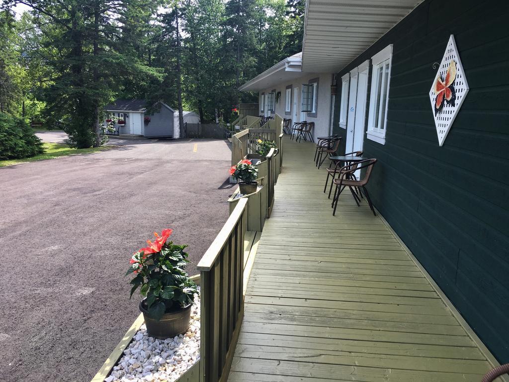 Motel Des Cascades Baie-Saint-Paul Bagian luar foto